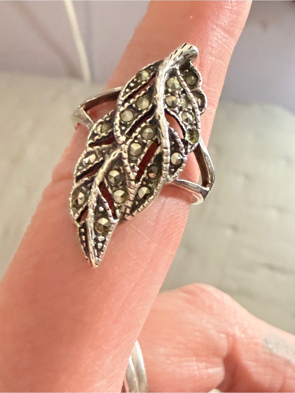 Sterling silver marcasite leaf ring - marked 925 & CW Women’s size 8 - jewelry
